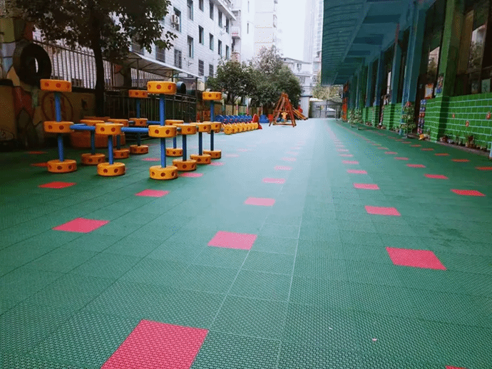 一群人在街道上 AI 生成的内容可能不正确。