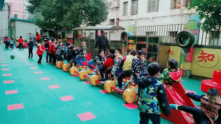 小孩们在街道上 AI 生成的内容可能不正确。